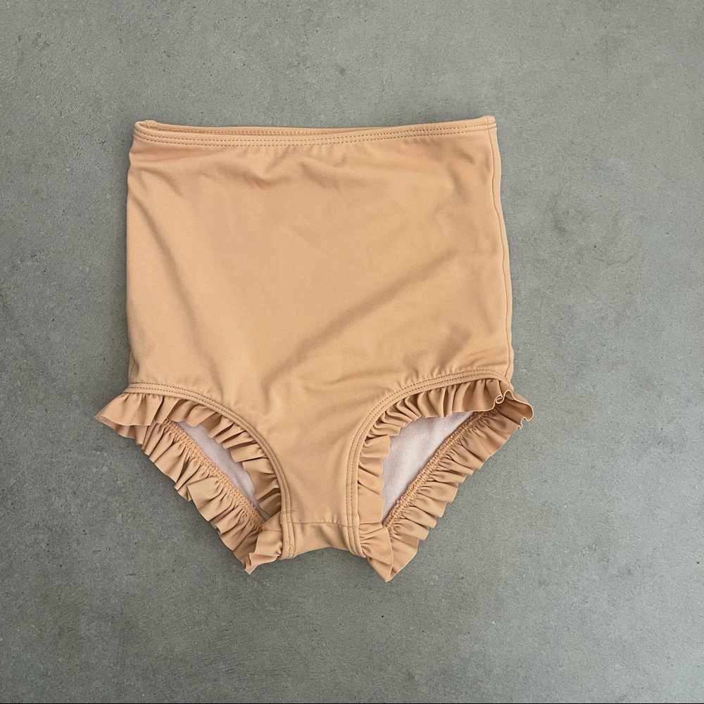 Kortni Jeane ruffles up bottoms 4/5